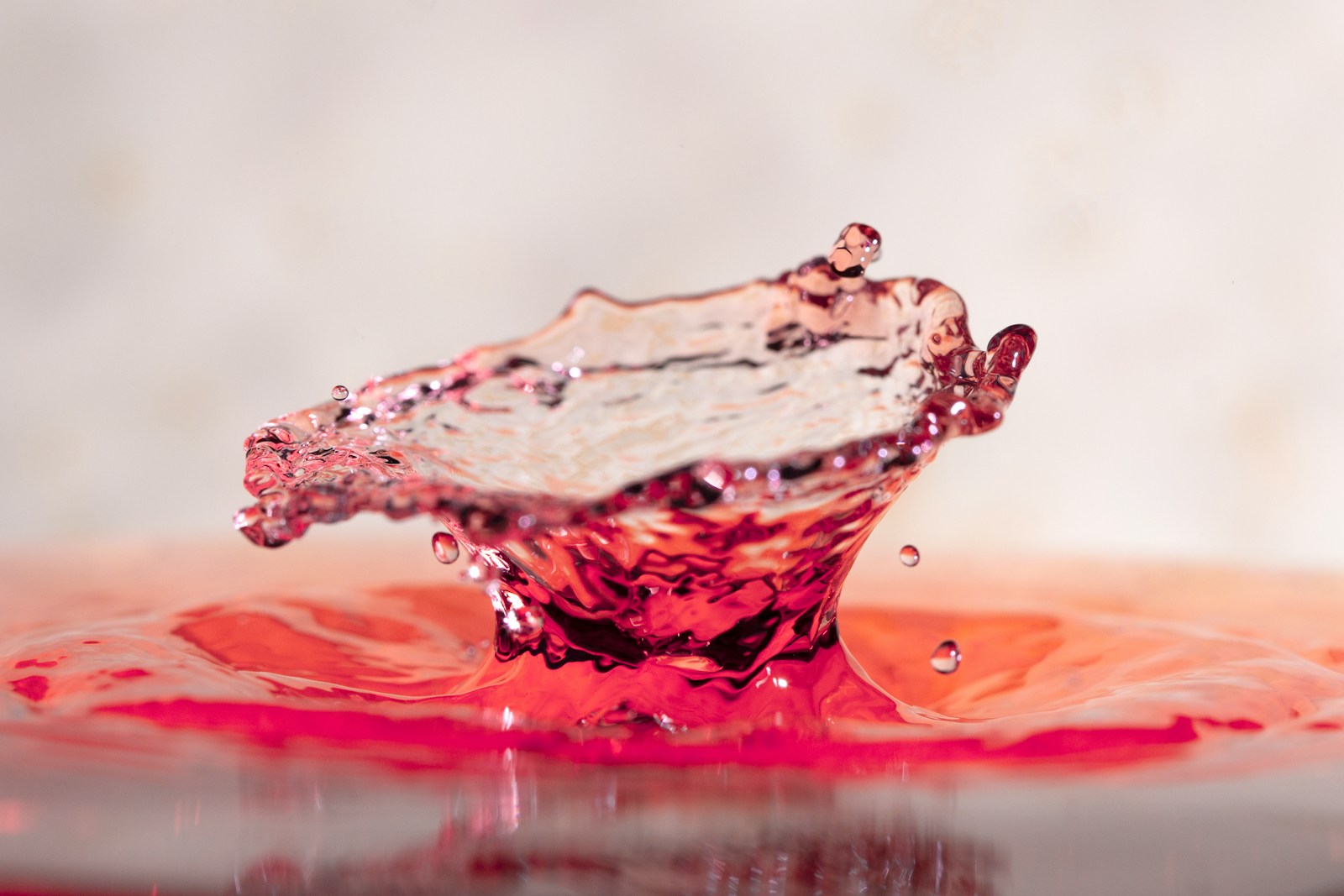 Gotas de lubricante sobre una superficie suave y abstracta